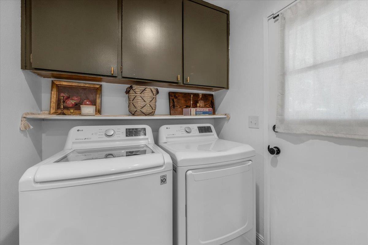 1448 Ashcroft Avenue Clovis, CA 93611 - Photo 16 of 46 a utility room with dryer and washer