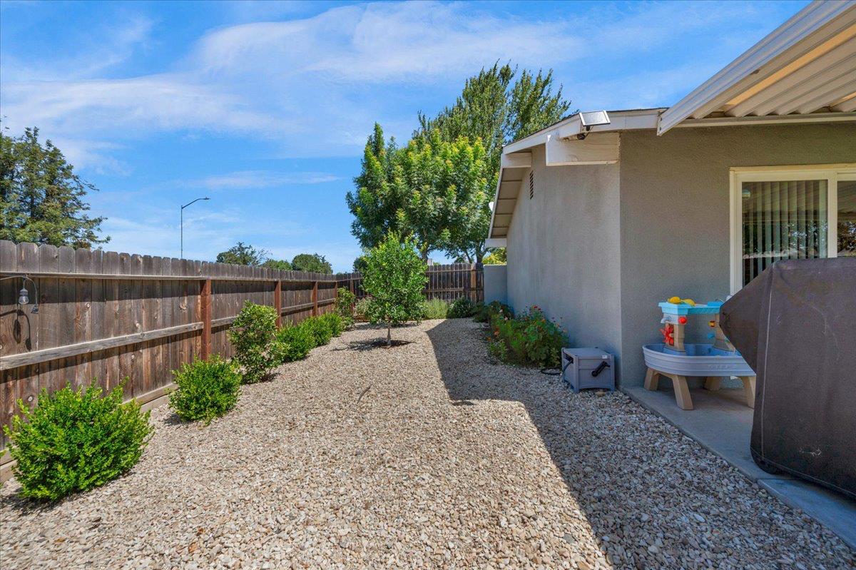 1448 Ashcroft Avenue Clovis, CA 93611 - Photo 36 of 46 a view of a patio with table and chairs and potted plants