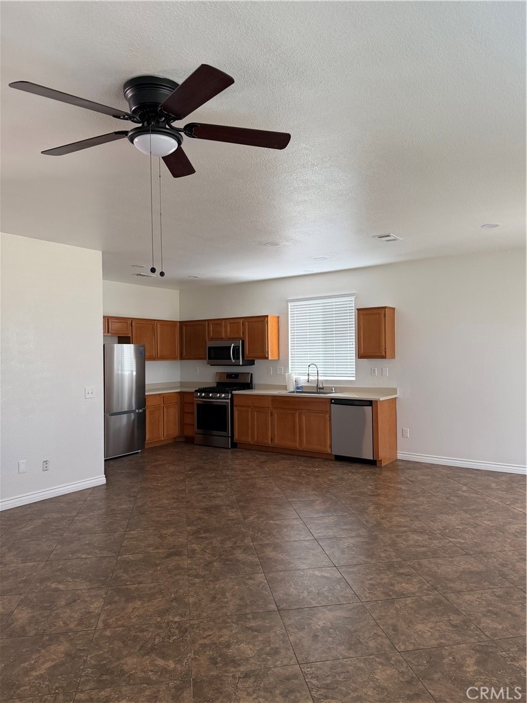 15678 Inca Way Victorville, CA 92395 - Photo 2 of 5