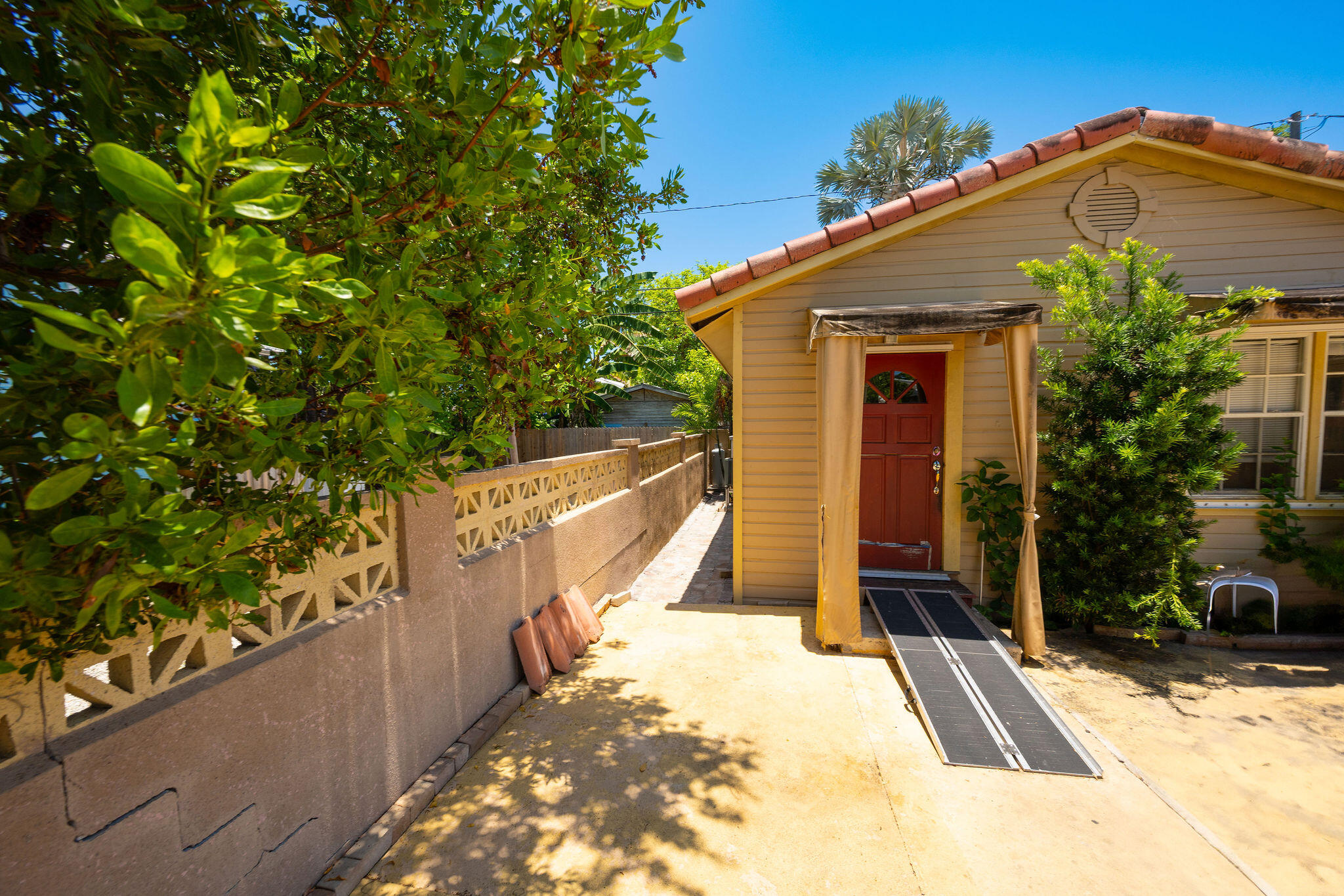 1409 4th Street Key West, FL 33040 - Photo 40 of 58 a front view of a house with a yard