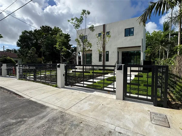 a view of a house with backyard and porch