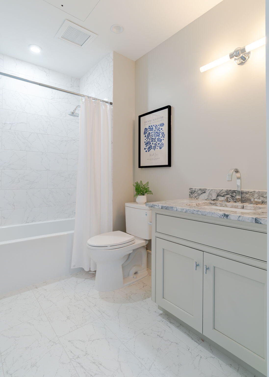 387 Commercial Street, Unit 710 Portland, ME 04101 - Photo 20 of 45 Guest Bath