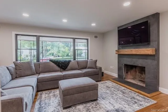 $949,990 | 5 Satterly Road, East Setauket, NY 11733