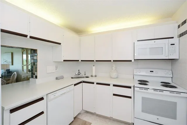 $7,500 | 4540 Gulf Of Mexico Drive, Unit PH2, Longboat Key, FL 34228