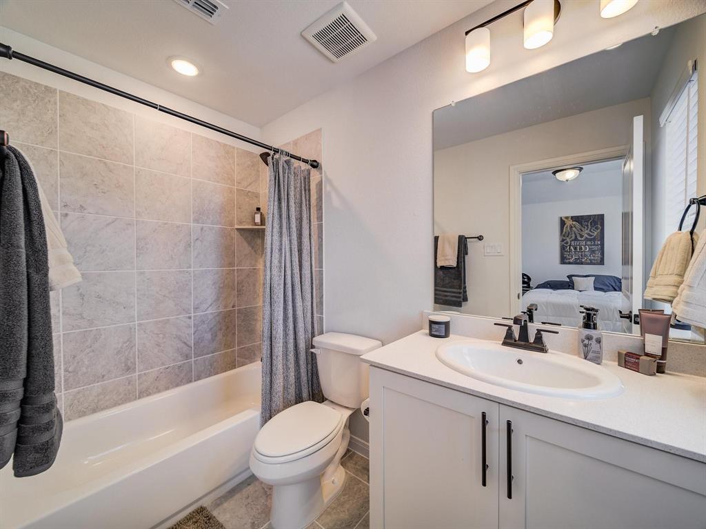 1820 Temple Hills Van Alstyne, TX 75495 - Photo 19 of 34 Shared bath upstairs