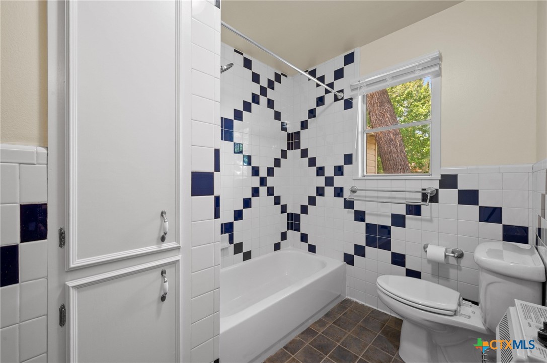 201 Hillcrest Drive Luling, TX 78648 - Photo 18 of 26 a bathroom with a bathtub a sink and a shower curtain