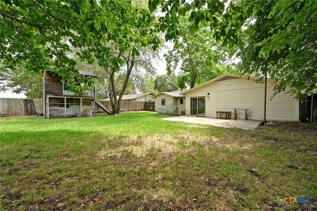 201 Hillcrest Drive Luling, TX 78648 - Photo 21 of 26 a house view with a garden space