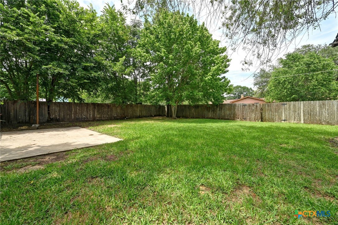 201 Hillcrest Drive Luling, TX 78648 - Photo 24 of 26 a swimming pool with outdoor space