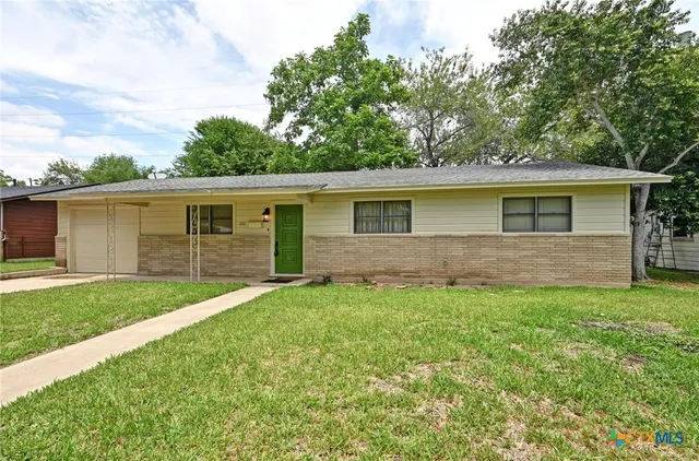 $275,000 | 201 Hillcrest Drive, Luling, TX 78648