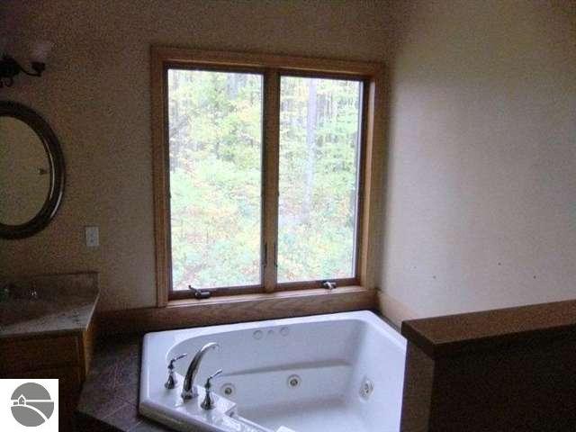 1661 East Kasson Road Maple City, MI 49664 - Photo 14 of 25 1731281-13.JPG
