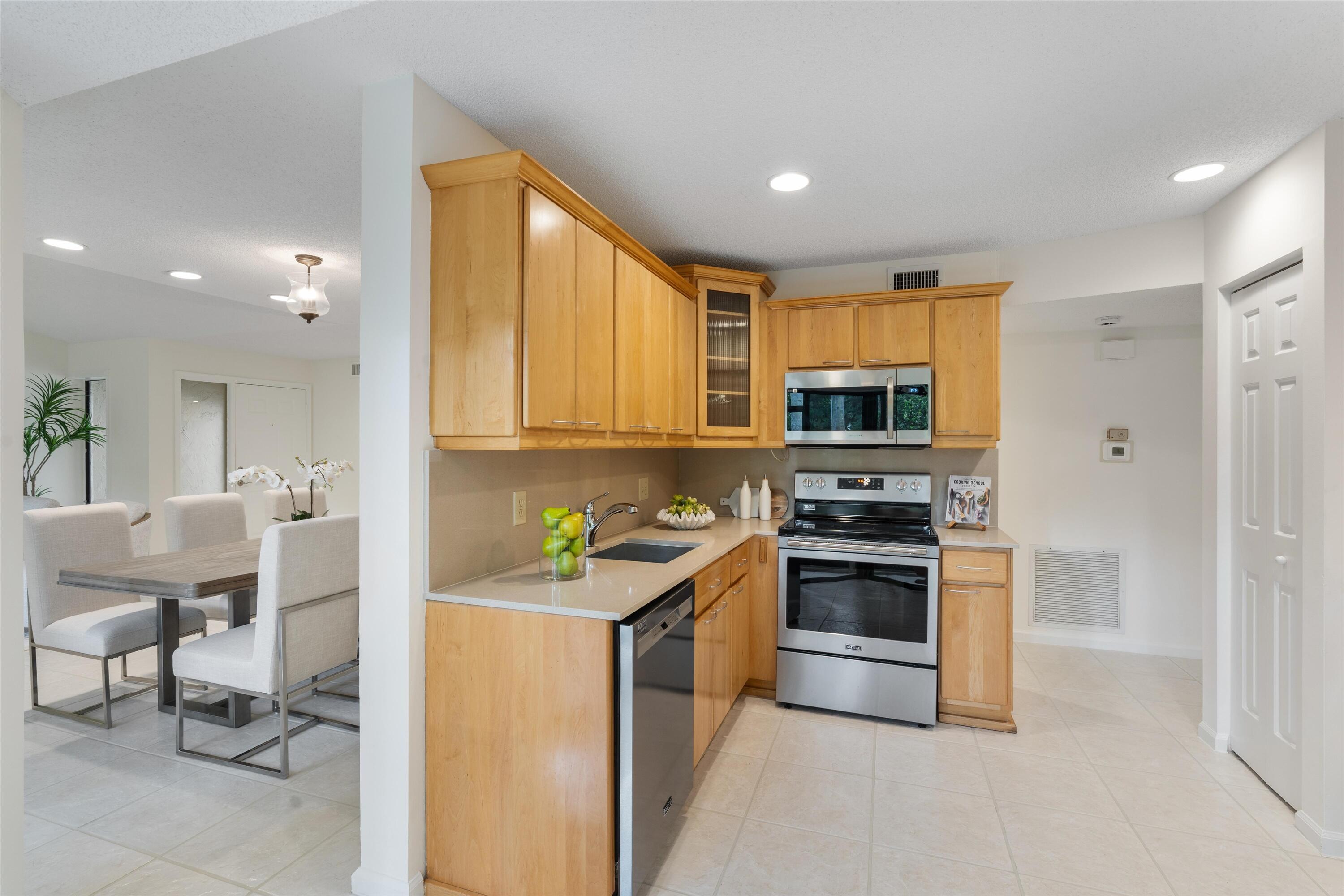 5620 Coach House Circle, Unit D Boca Raton, FL 33486 - Photo 21 of 27 Kitchen & Dining
