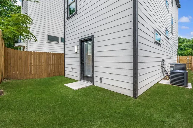 a view of a back yard of the house