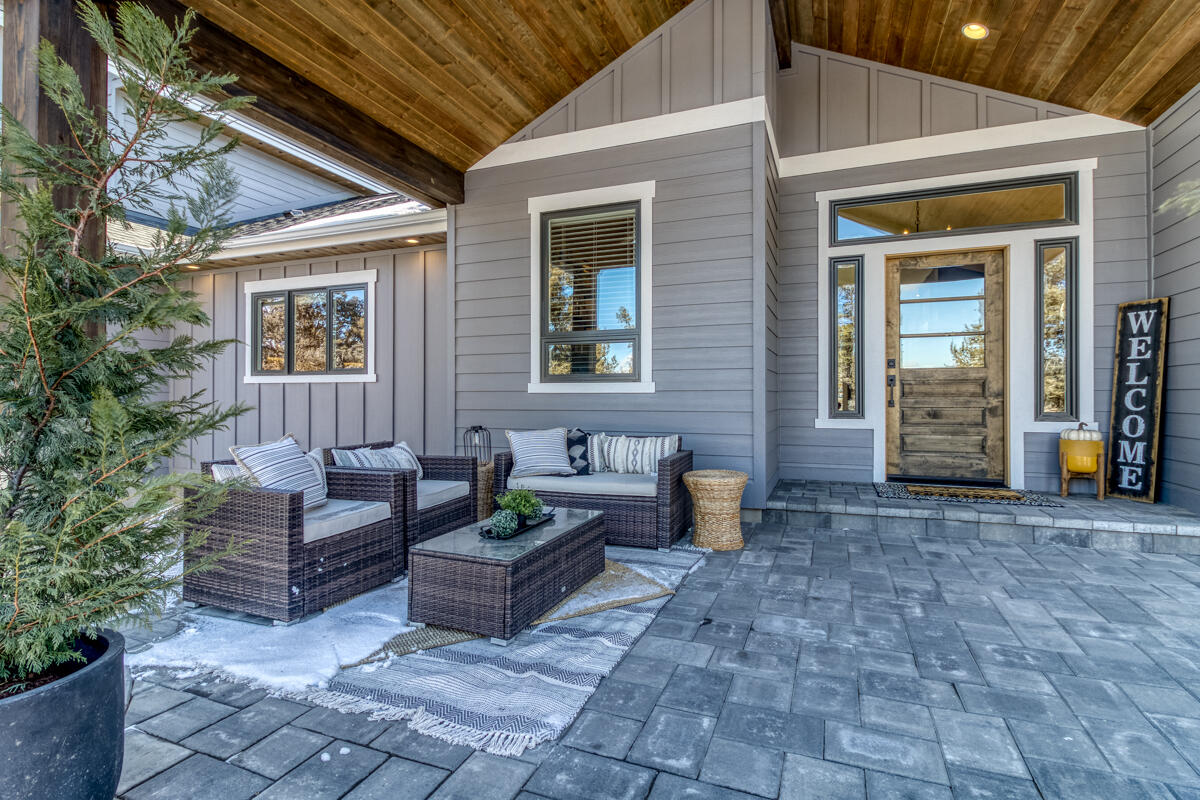 21027 Southwest Gift Road Bend, OR 97703 - Photo 40 of 52 Front patio.