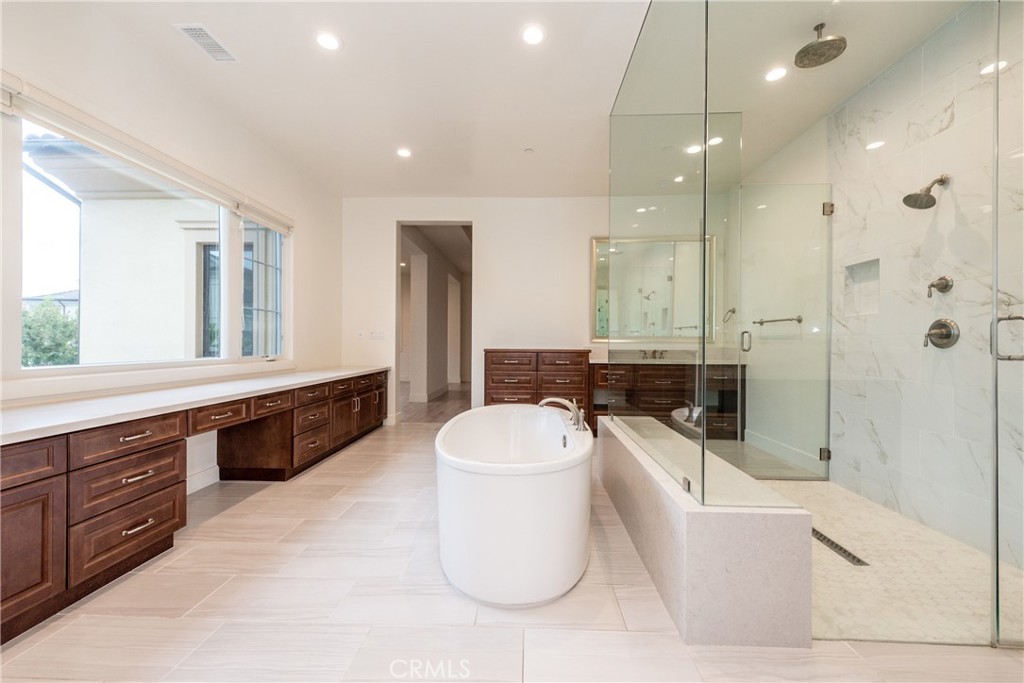 93 Spacial Irvine, CA 92618 - Photo 28 of 32 a large bathroom with a sink a toilet a mirror and bathtub