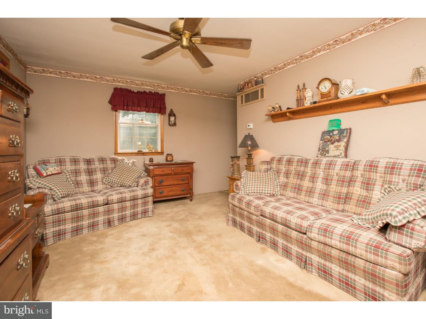 237 Three Bridge Road Monroeville, NJ 08343 - Photo 4 of 19 Living Room