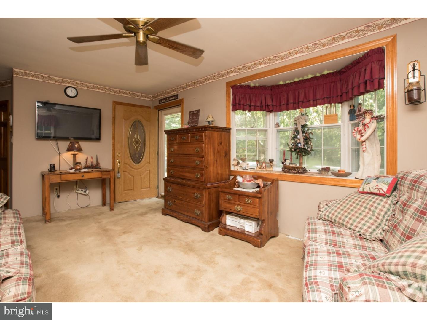 237 Three Bridge Road Monroeville, NJ 08343 - Photo 5 of 19 Living Room