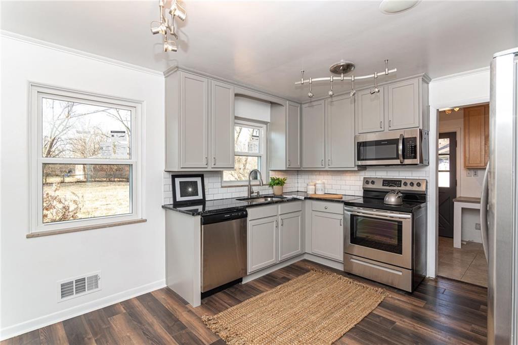 7210 Spring Mill Road Indianapolis, IN 46260 - Photo 10 of 32 Gallery Image 10