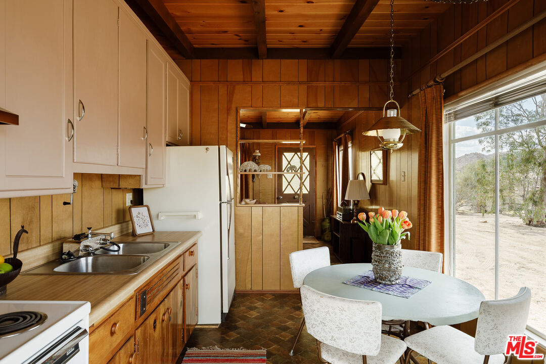 63670 Wagon Wheel Road Joshua Tree, CA 92252 - Photo 13 of 37 a kitchen with a table and chairs