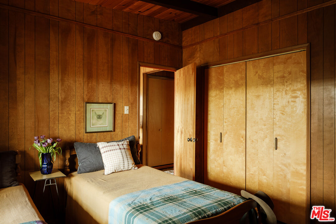 63670 Wagon Wheel Road Joshua Tree, CA 92252 - Photo 18 of 37 a bedroom with a bed and a mirror