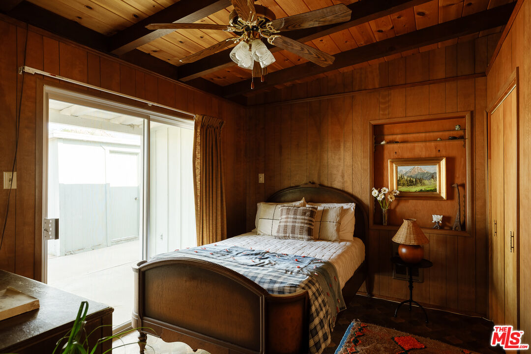 63670 Wagon Wheel Road Joshua Tree, CA 92252 - Photo 22 of 37 a bedroom with a bed and a desk