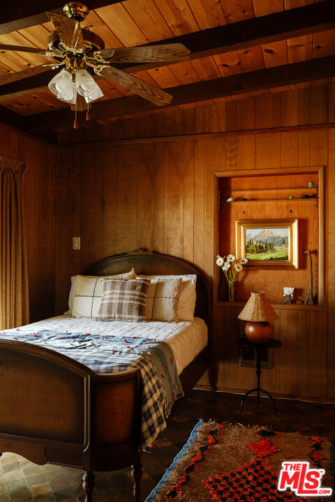 63670 Wagon Wheel Road Joshua Tree, CA 92252 - Photo 23 of 37 a bed sitting in a bedroom next to a lamp