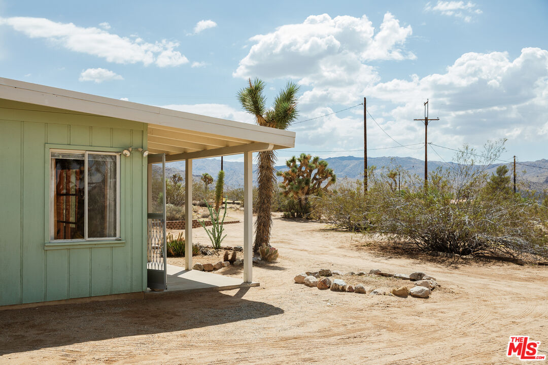 63670 Wagon Wheel Road Joshua Tree, CA 92252 - Photo 29 of 37 a view of a backyard of the house