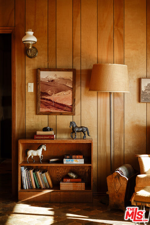 63670 Wagon Wheel Road Joshua Tree, CA 92252 - Photo 7 of 37 a room with furniture and a window