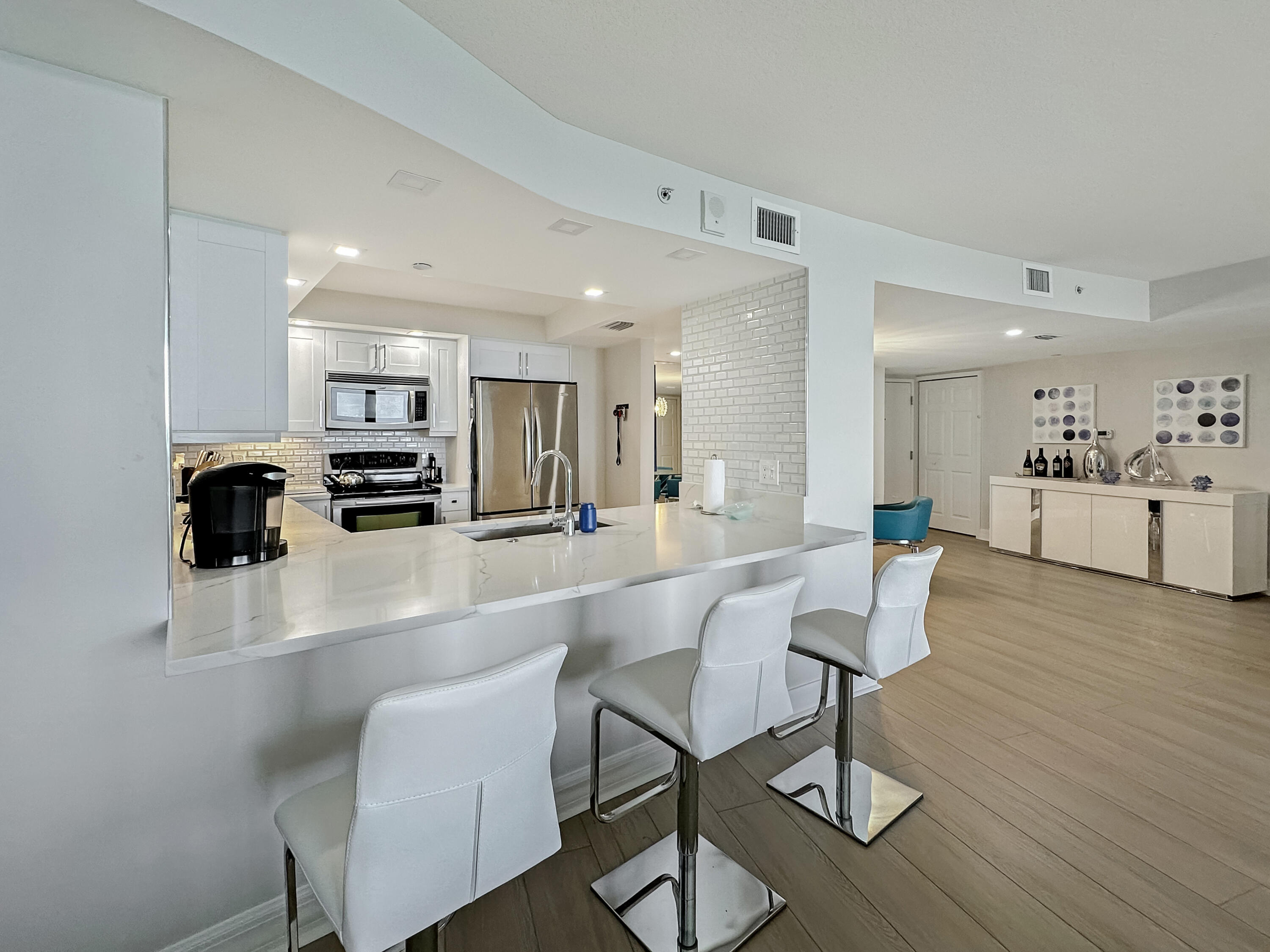 3000 North Ocean Drive, Unit 11D Singer Island, FL 33404 - Photo 6 of 49 Kitchen Bar