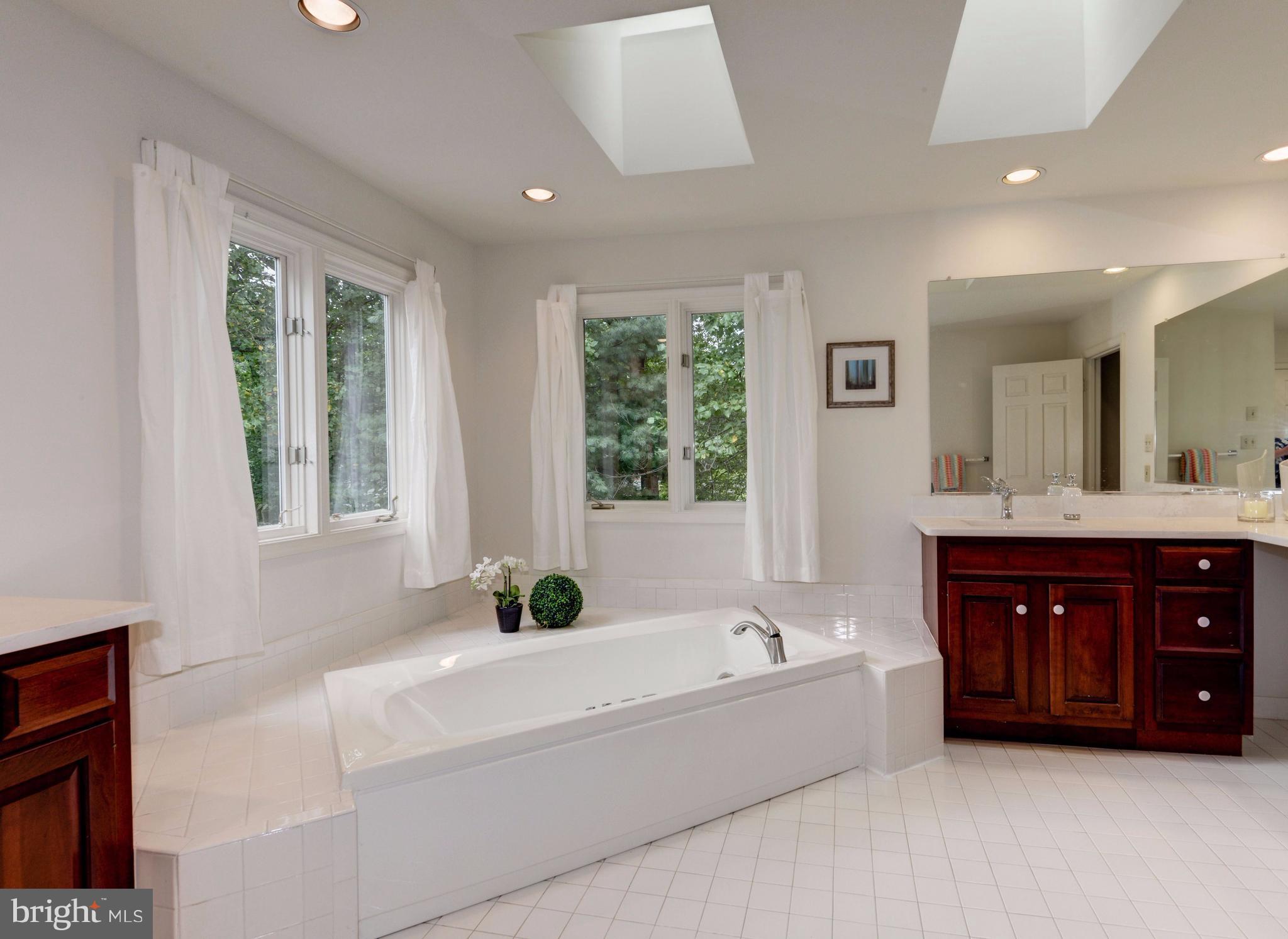 8400 Bells Mill Road Potomac, MD 20854 - Photo 17 of 30 Bath (Master)