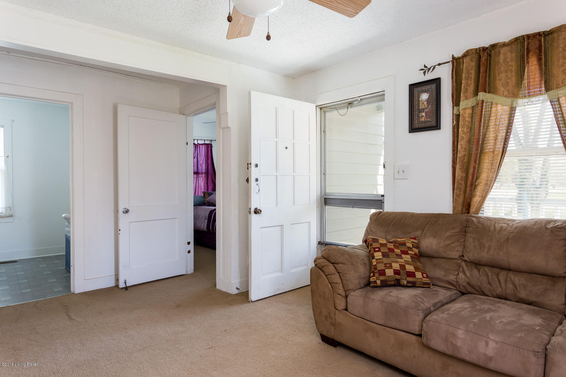 9800 Keys Ferry Road Fairdale, KY 40118 - Photo 3 of 19 Living Room