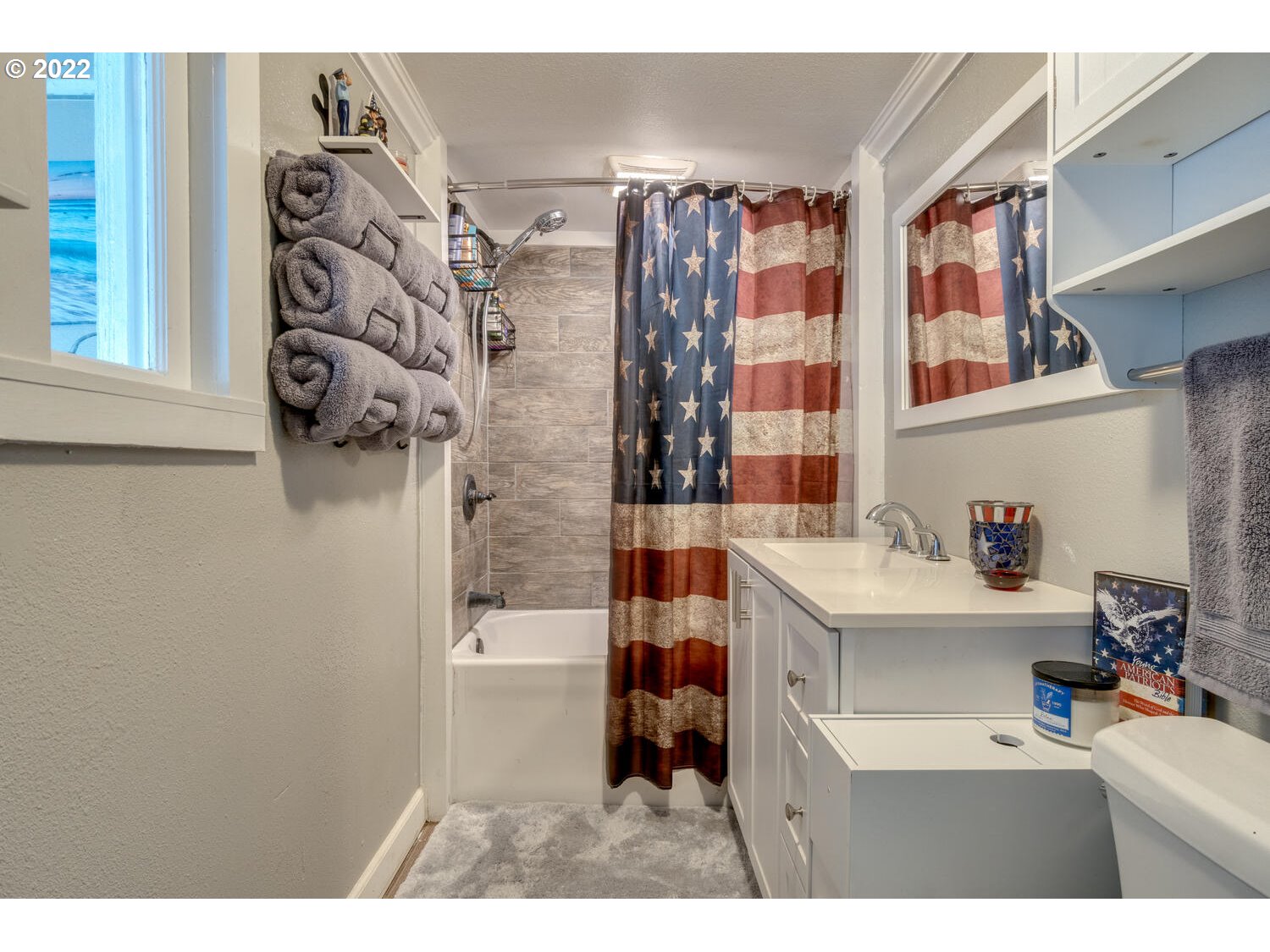 1045 Coal Creek Road Longview, WA 98632 - Photo 17 of 32 a bathroom with a sink and a mirror
