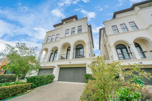 a view of multiple houses with a outdoor space
