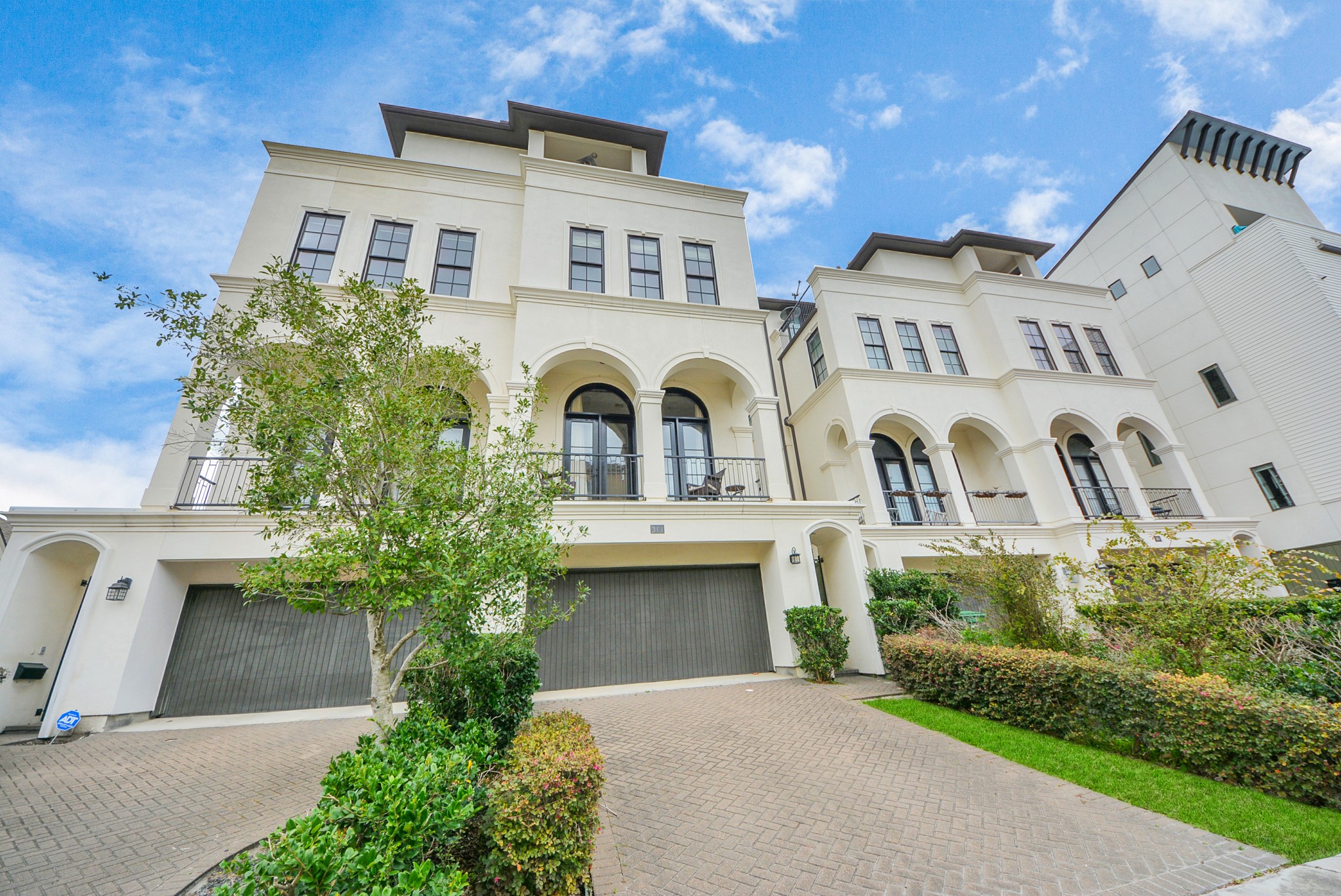 314 West Clay Street Houston, TX 77019 - Photo 6 of 44 a front view of a building with garden