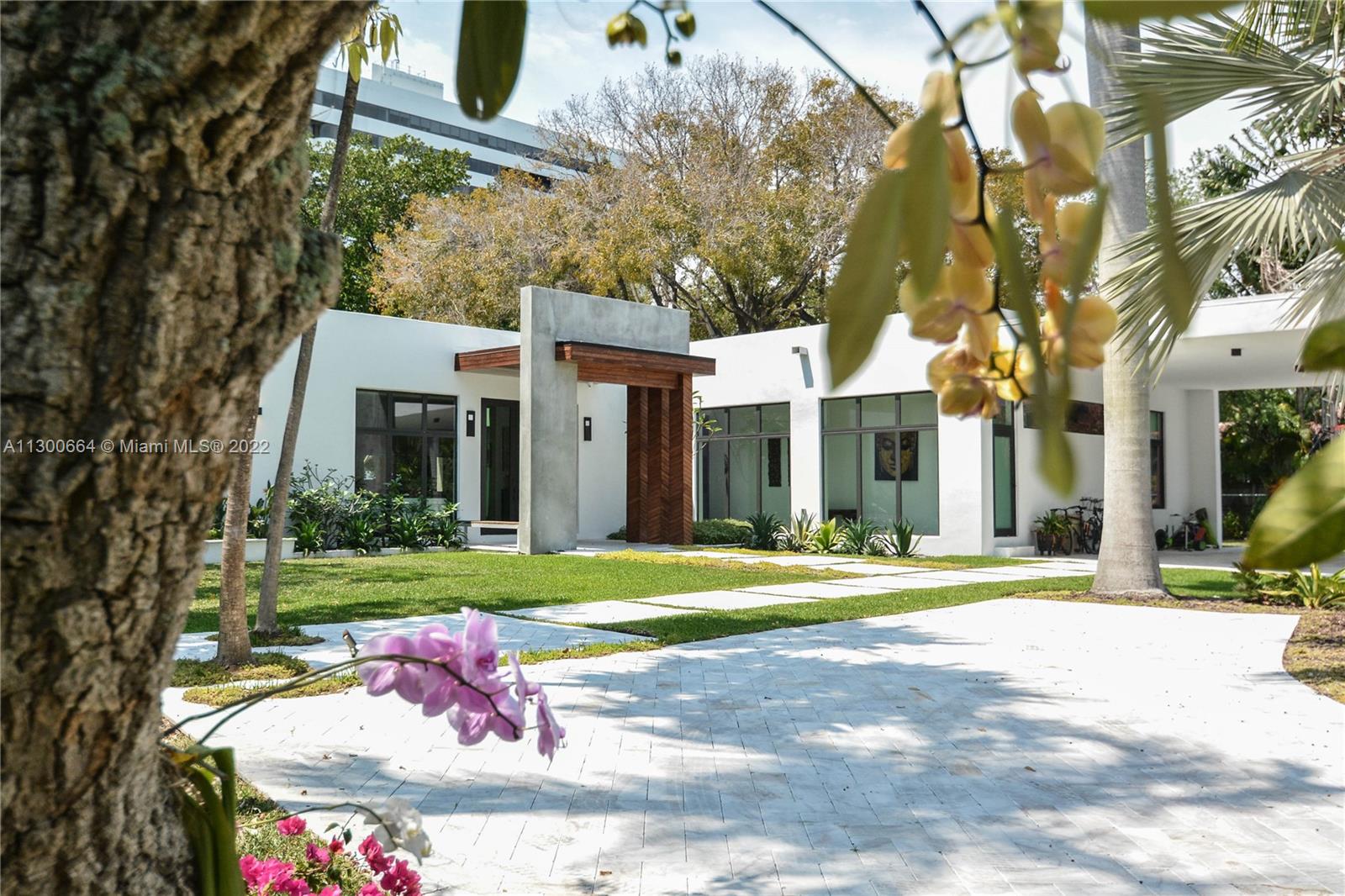 4560 Bay Point Road Miami, FL 33137 - Photo 3 of 40 a view of a volley ball court