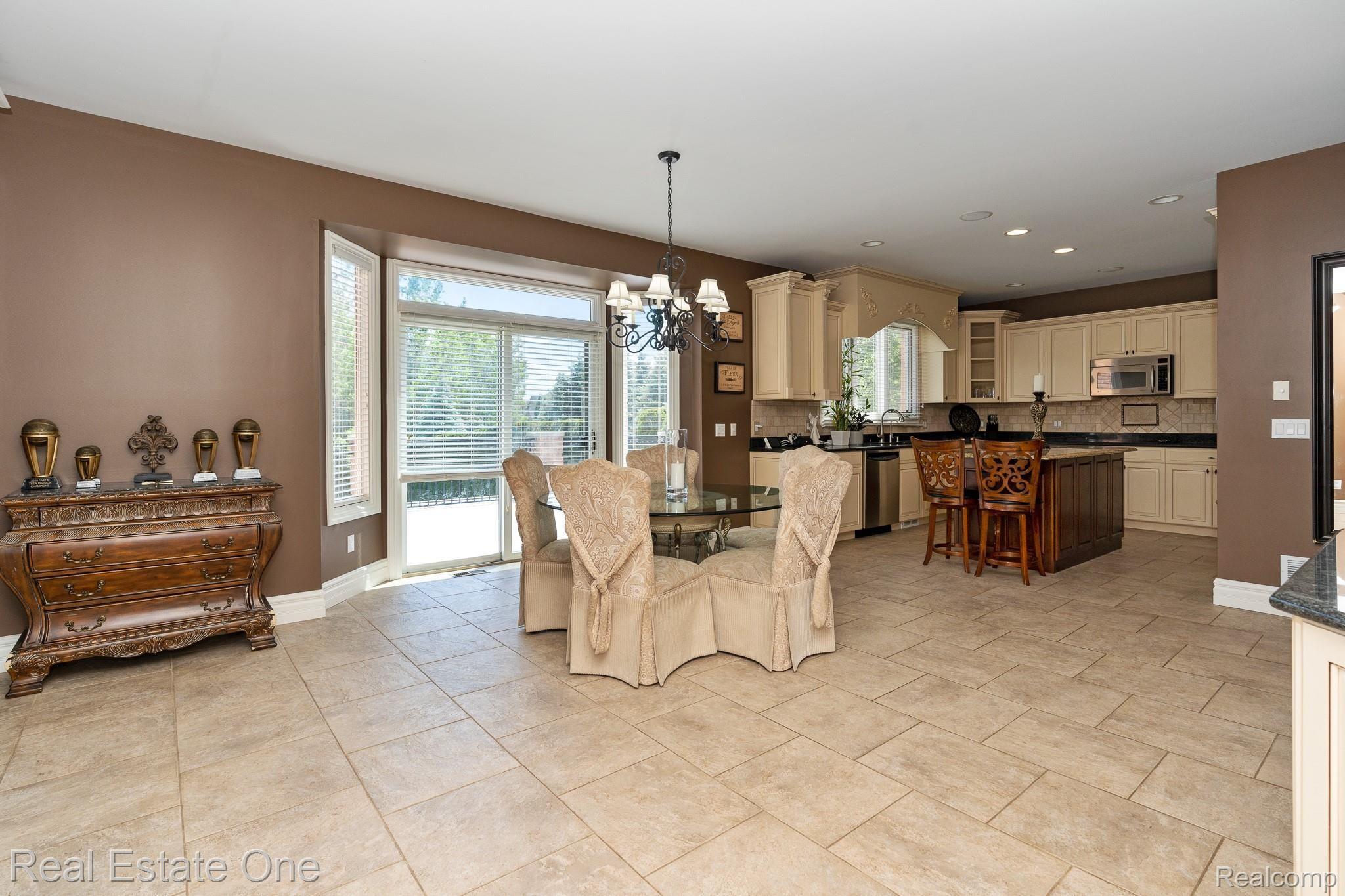 679 Quarry Drive Rochester, MI 48306 - Photo 11 of 54 679 Quarry MLS-W079.jpg