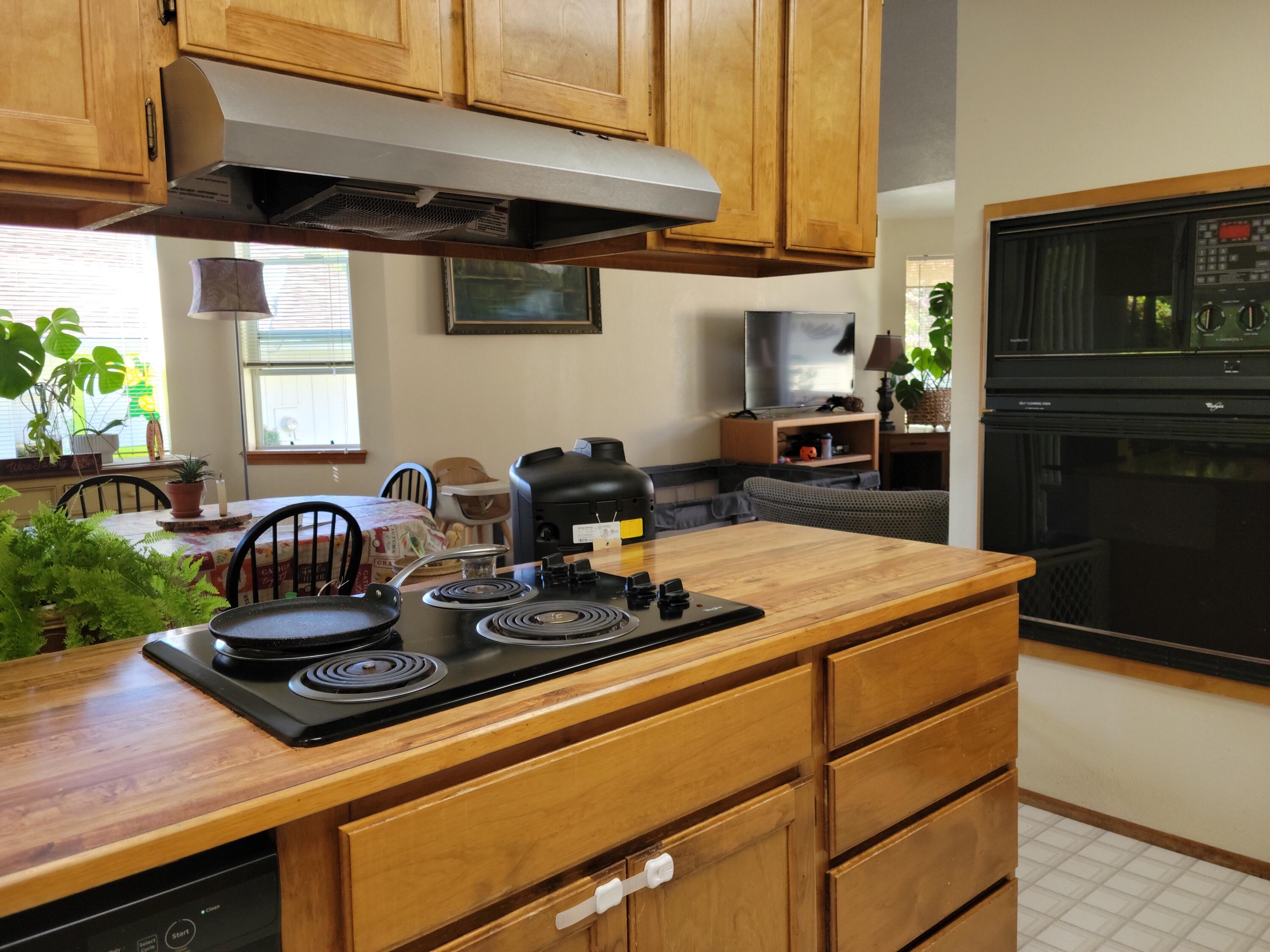1523 Northwest Thompson Way Grants Pass, OR 97526 - Photo 12 of 34 BUILT IN OVEN AND MICROWAVE ON RIGHT
