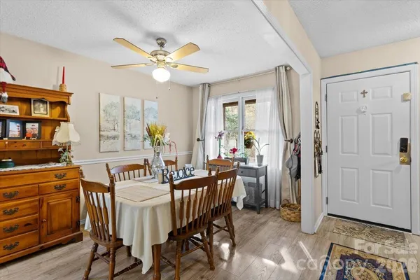 a view of a livingroom with furniture
