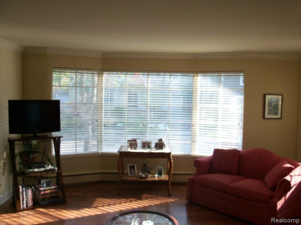 121 Mapleton Road Grosse Pointe, MI 48236 - Photo 4 of 33 100_3243.jpg