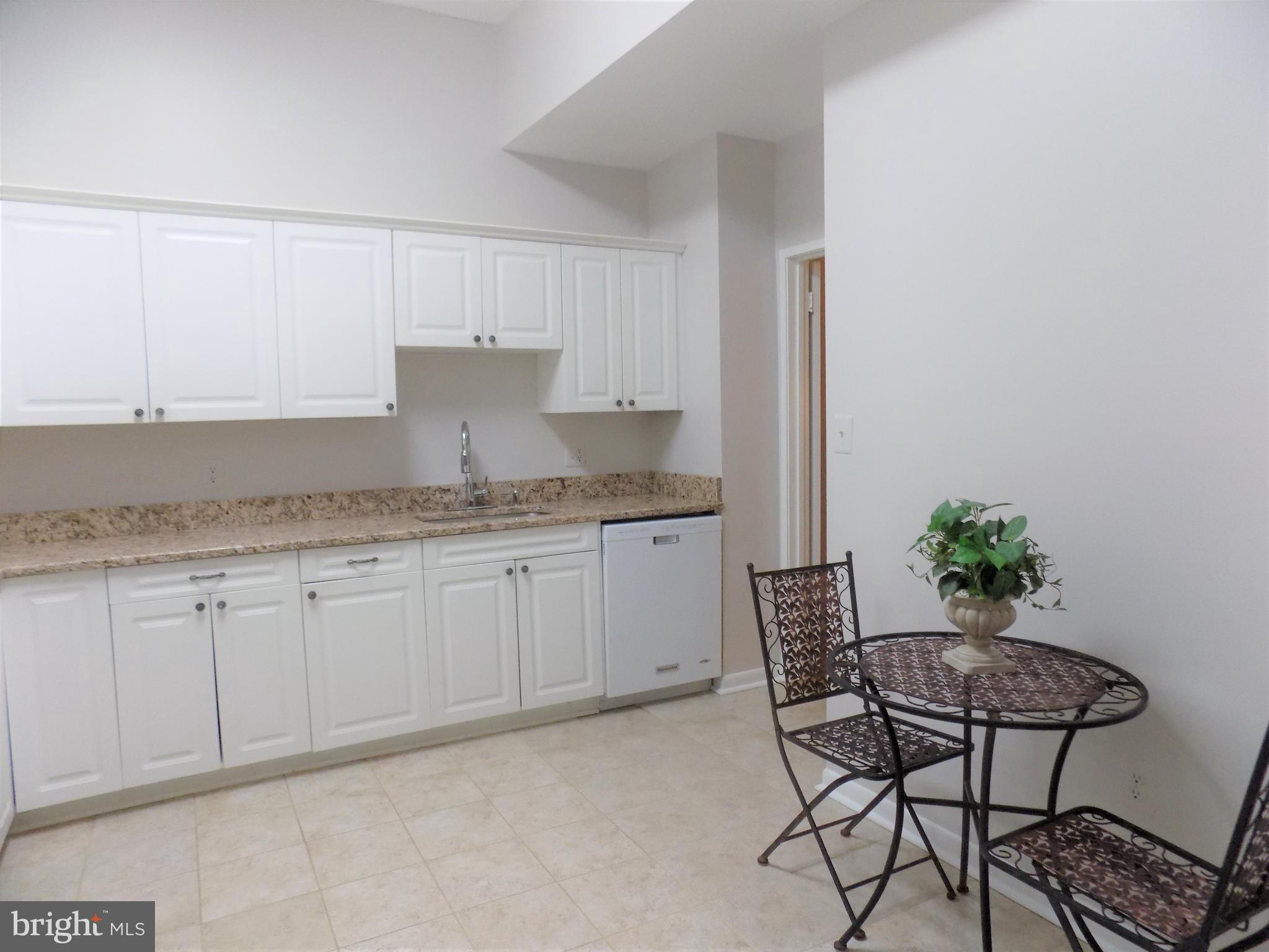 11564 Rolling Green Court, Unit 101 Reston, VA 20191 - Photo 25 of 71 Kitchen with eat in space