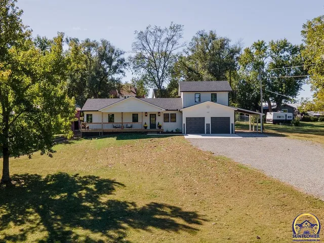 $375,000 | 621 Monroe Street, Oskaloosa, KS 66066