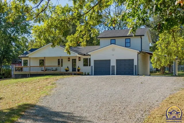 $375,000 | 621 Monroe Street, Oskaloosa, KS 66066