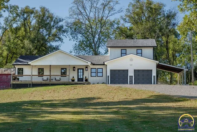 $375,000 | 621 Monroe Street, Oskaloosa, KS 66066
