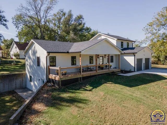 $375,000 | 621 Monroe Street, Oskaloosa, KS 66066