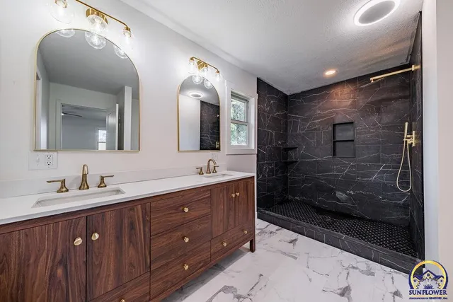 $375,000 | 621 Monroe Street, Oskaloosa, KS 66066