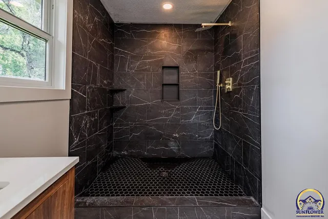 $375,000 | 621 Monroe Street, Oskaloosa, KS 66066