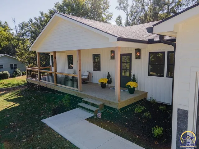 $375,000 | 621 Monroe Street, Oskaloosa, KS 66066