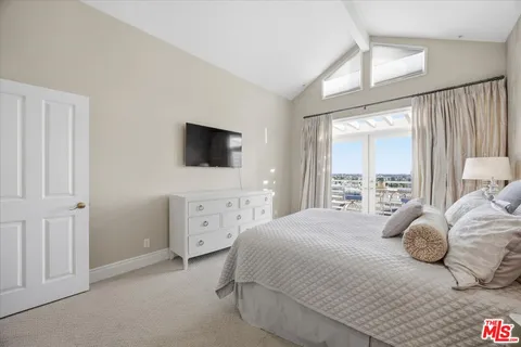 $690,000 | 2602 East 20th Street, Unit 202B, Signal Hill, CA 90755