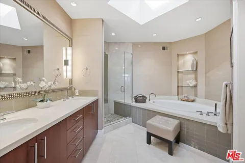 $690,000 | 2602 East 20th Street, Unit 202B, Signal Hill, CA 90755