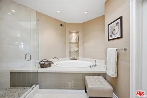 $690,000 | 2602 East 20th Street, Unit 202B, Signal Hill, CA 90755