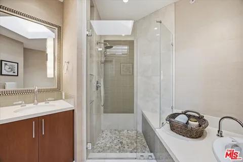 $690,000 | 2602 East 20th Street, Unit 202B, Signal Hill, CA 90755